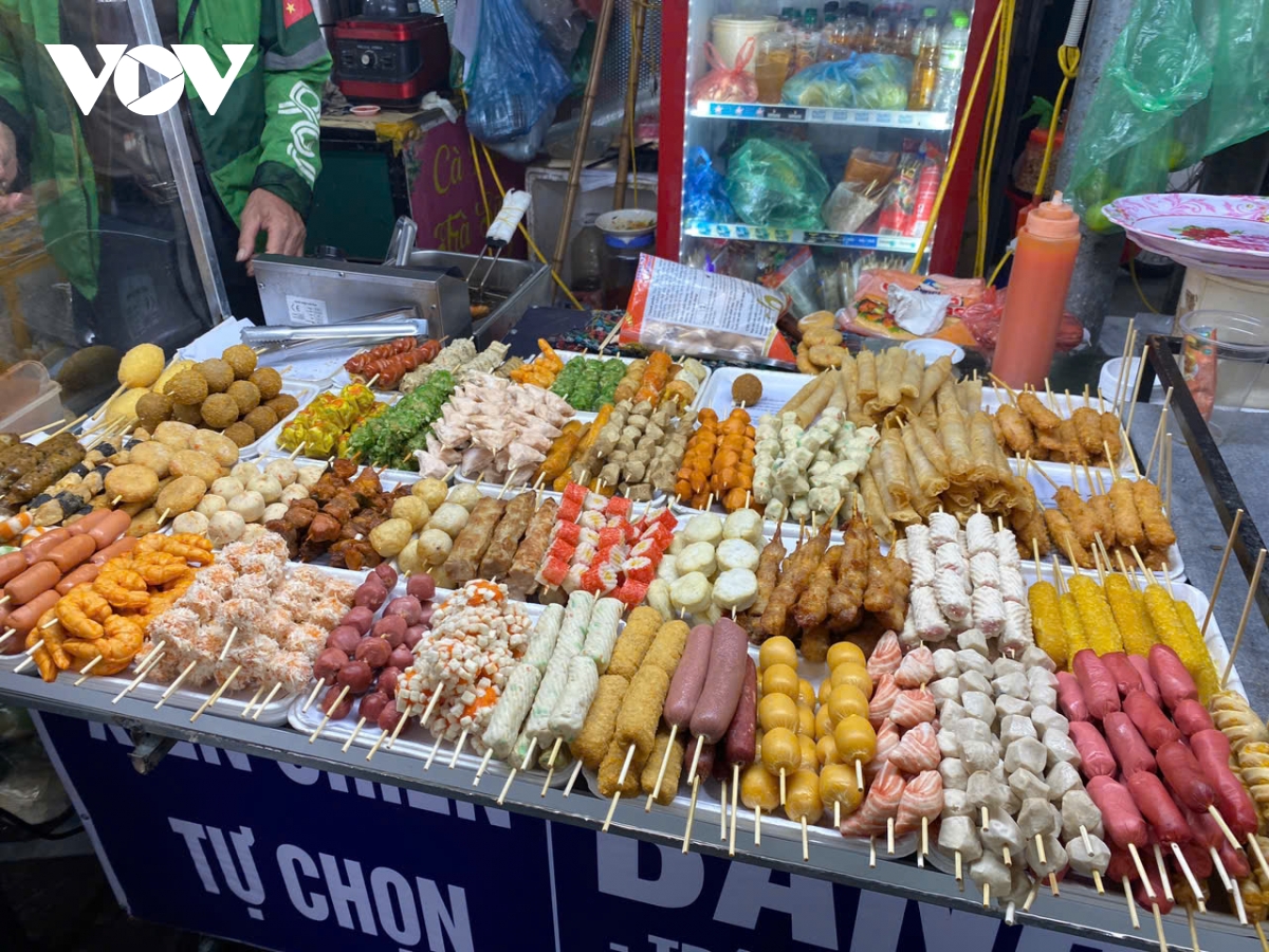 Nguy hại từ đồ ăn vặt ở cổng trường